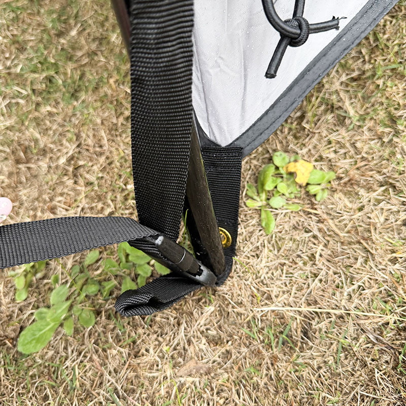 Dubbellaagse kampeertent voor buiten die kan worden aangesloten op de achterkant van een voertuig