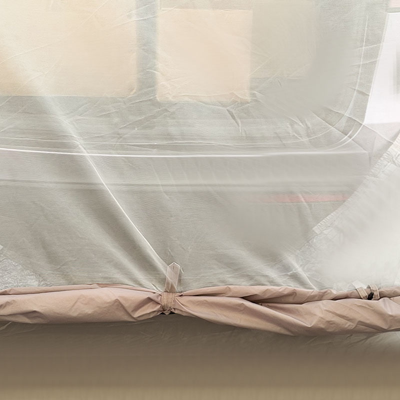 Dubbellaagse kampeertent voor buiten die kan worden aangesloten op de achterkant van een voertuig