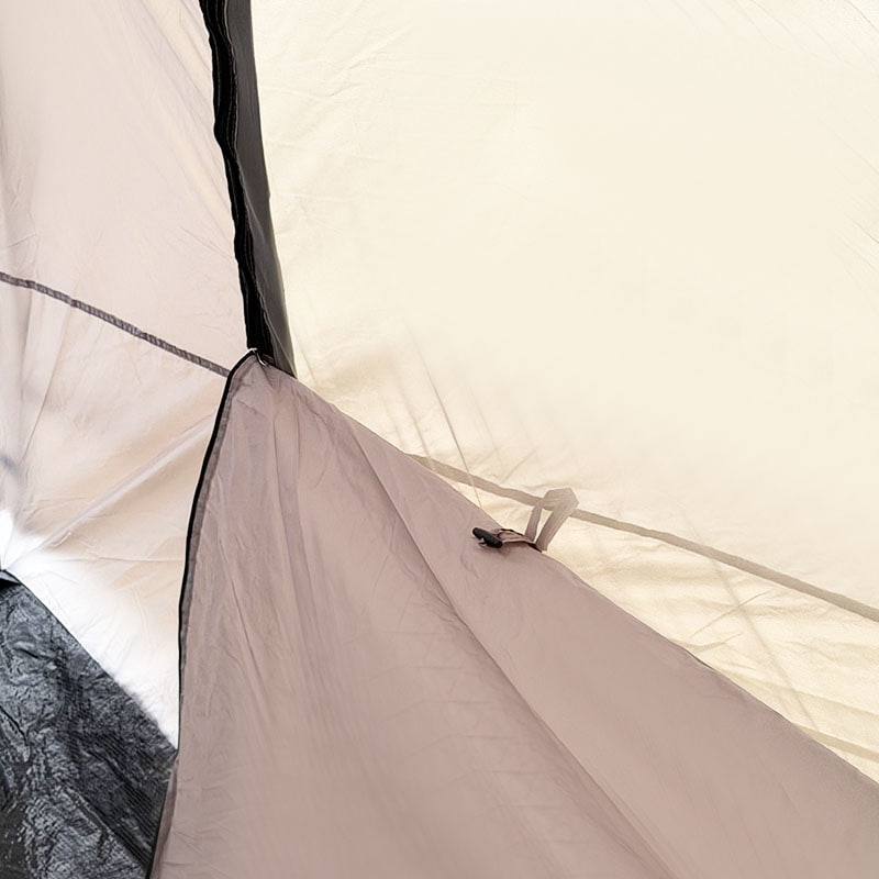 Dubbellaagse kampeertent voor buiten die kan worden aangesloten op de achterkant van een voertuig