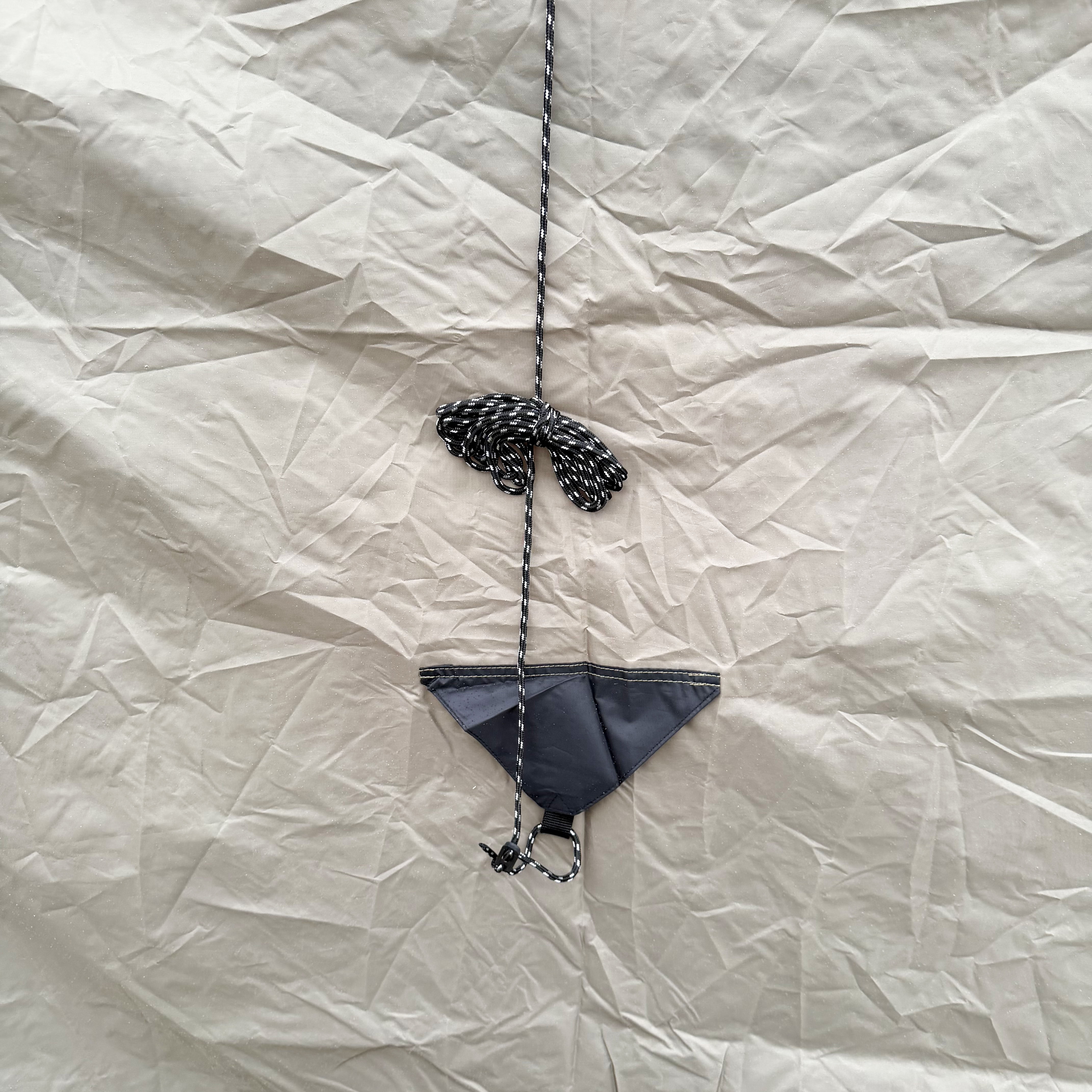 Dubbellaagse kampeertent voor buiten die kan worden aangesloten op de achterkant van een voertuig