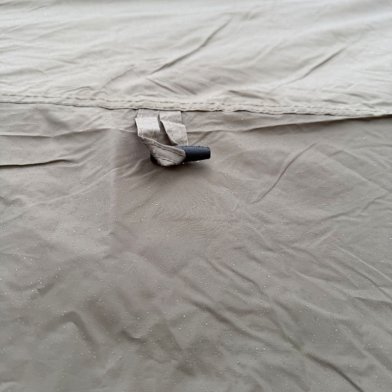 Dubbellaagse kampeertent voor buiten die kan worden aangesloten op de achterkant van een voertuig