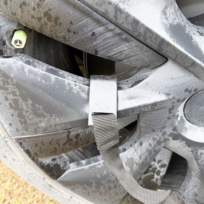 Dubbellaagse kampeertent voor buiten die kan worden aangesloten op de achterkant van een voertuig