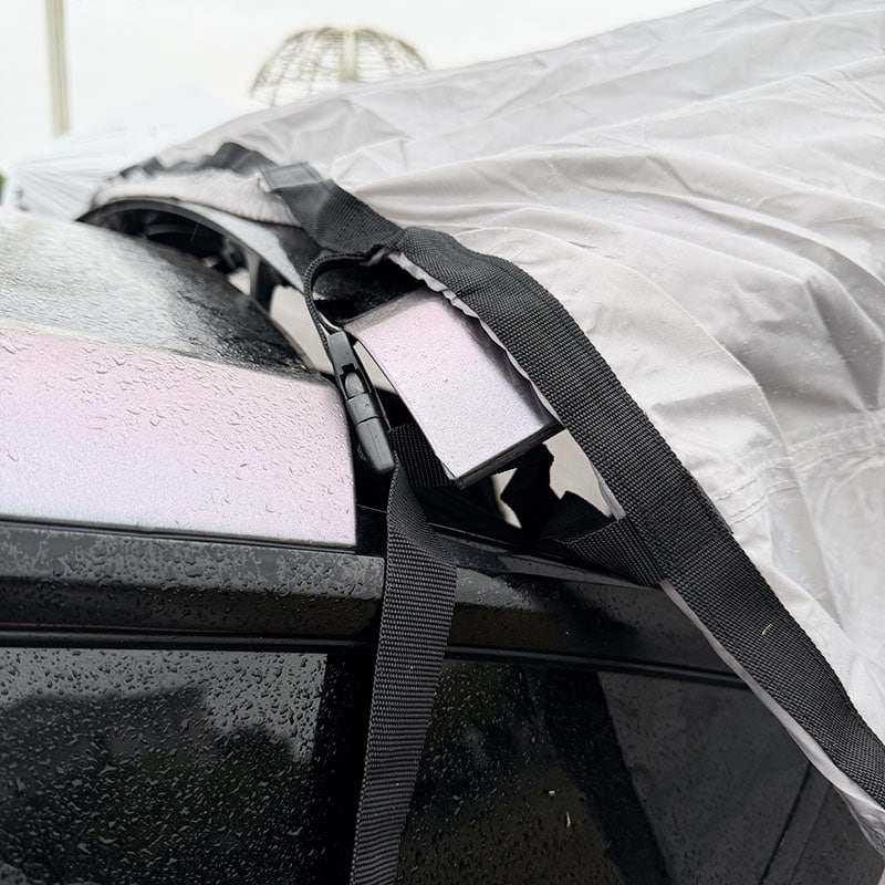 Dubbellaagse kampeertent voor buiten die kan worden aangesloten op de achterkant van een voertuig