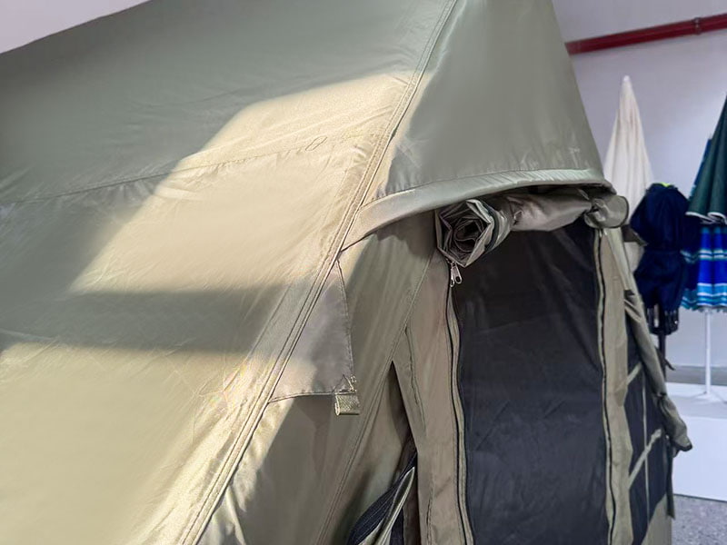Kleine militaire groene opblaasbare kampeertent Kleine militaire groene opblaasbare kampeertent
