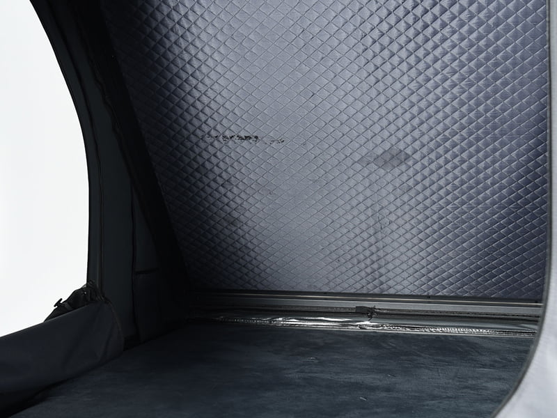 Kampeertent op het dak met ladder Kampeertent op het dak met ladder