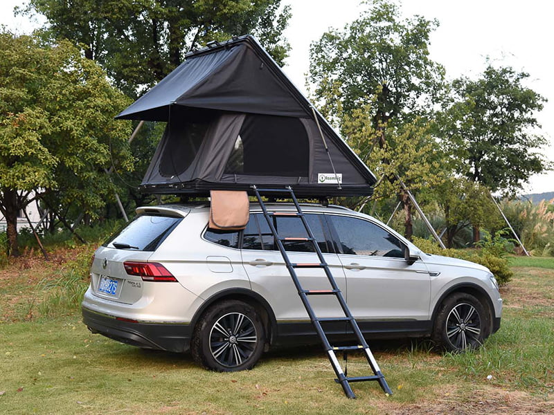 Kampeertent op het dak met ladder Kampeertent op het dak met ladder