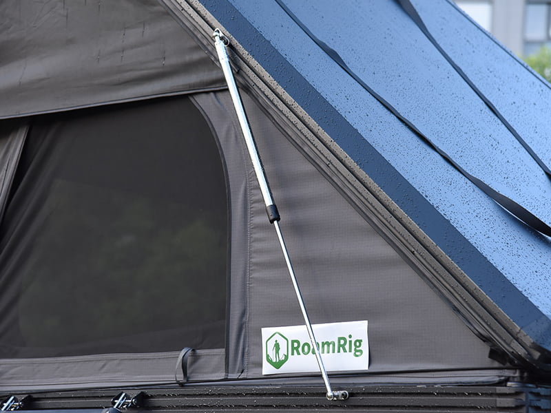 Kampeertent op het dak met ladder Kampeertent op het dak met ladder