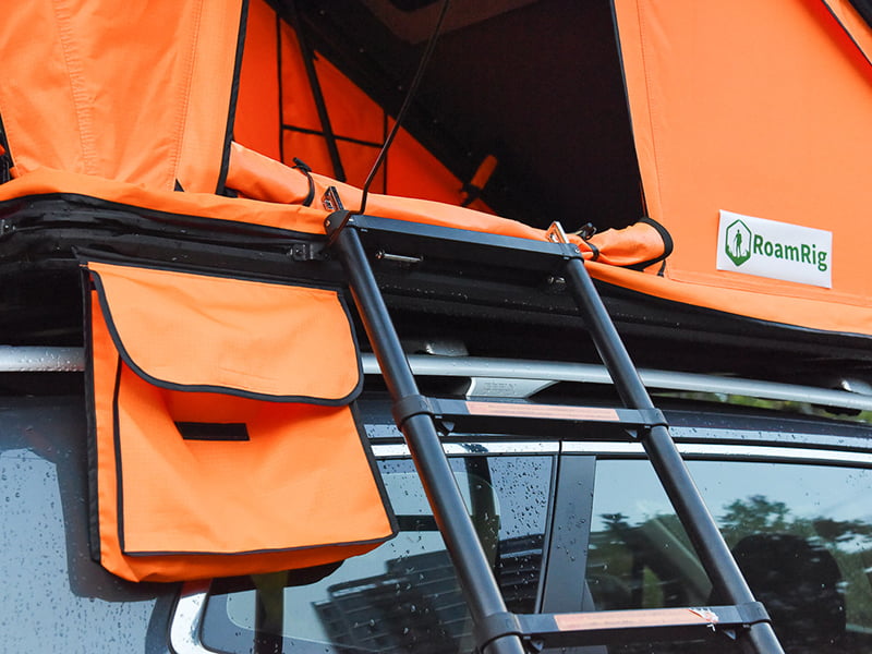 Kampeertent op het dak met ladder Kampeertent op het dak met ladder