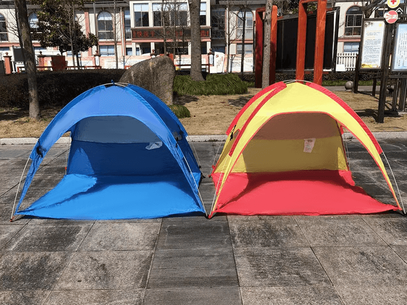 Ruime buitenstrandtent met ventilatie aan drie zijden Ruime buitenstrandtent met ventilatie aan drie zijden