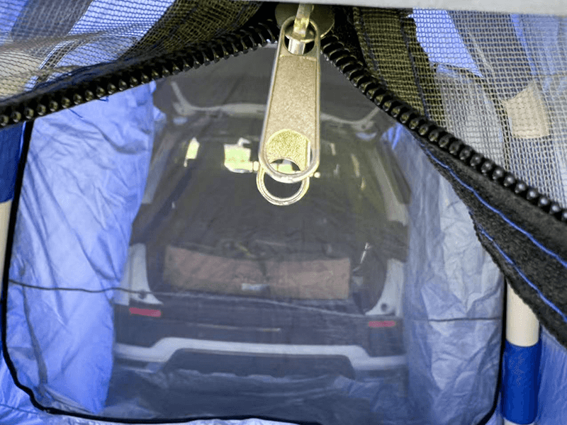 Achteraan gemonteerde autokampeertent Achteraan gemonteerde autokampeertent